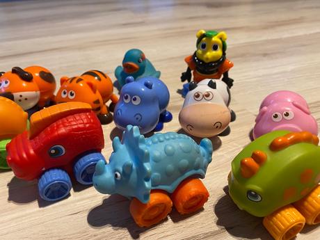 Malé dinosaury autá, zvieratká s krútiacimi hlavam, 