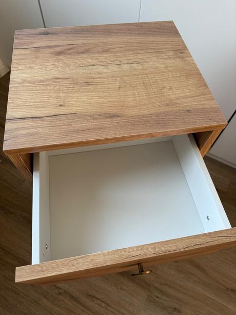 Komoda livarno so 4 zasuvkami orig. zabalena, 