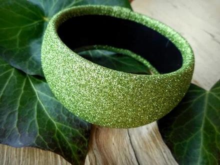 Zelený trblietavý náramok,