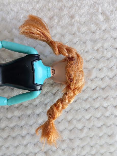Barbie mattel anna na korčuliach, 