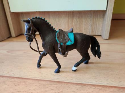 Schleich žrebec so sedlom,