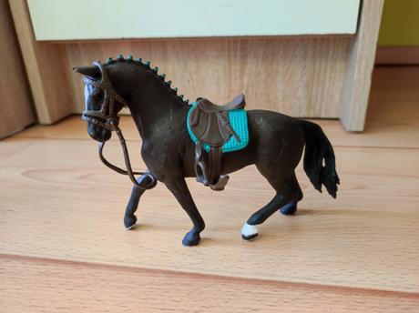 Schleich žrebec so sedlom,