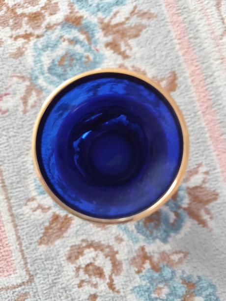 Váza so zlatým zdobením, 