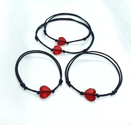 Náramok s posuvnými uzlíkmi, 