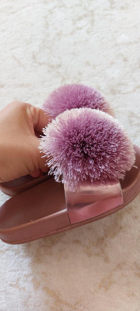 Šľapky s brmbolcekom, 25