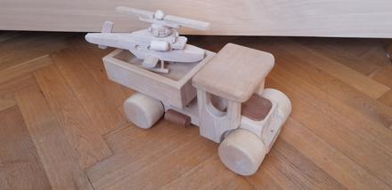 Drevené auto a vrtuľník,