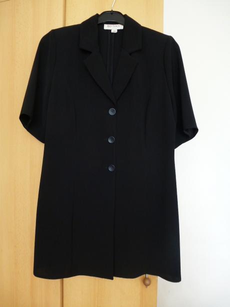 Predĺžené čierne sako, 42