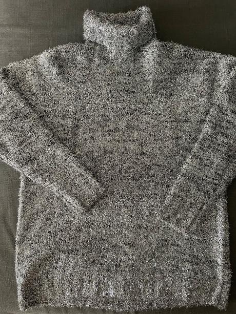 Krásny svetrík žiarivej farby, reserved,m