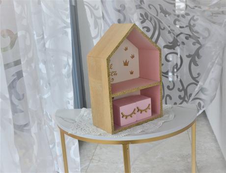 Drevená polica-domček,