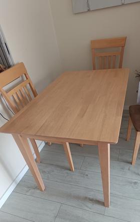 Predám stol so stolickami,
