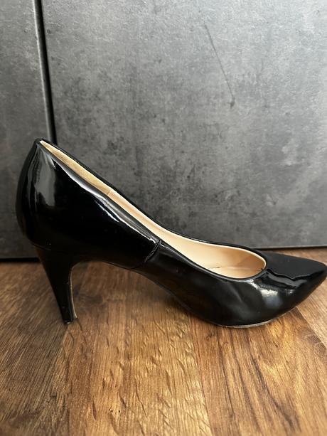 Čierne lodičky, 39