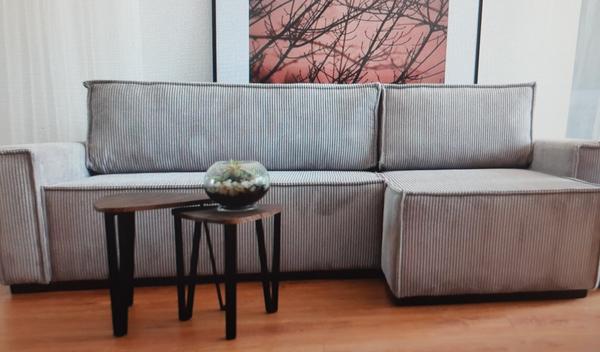 Pohovka s mäkkým menčestrovým čalúnením ako plyš