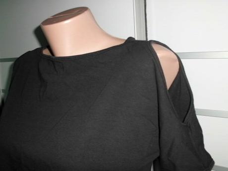 Jednoduché čierne šaty s odhalenými ramenami, 36