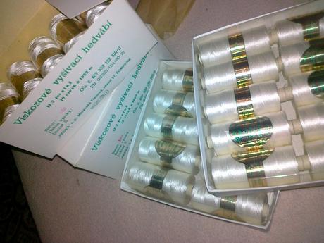 Biele a zlate nite na strojove sitie, 