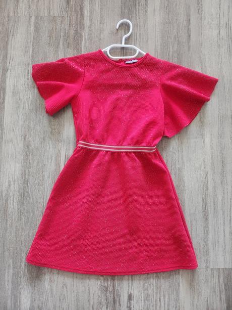 Lesklé červené šaty, 134