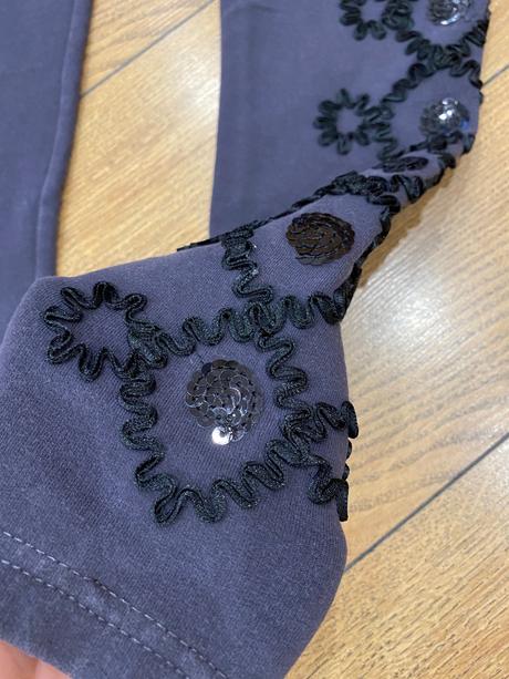 Legíny s výšivkami, 122