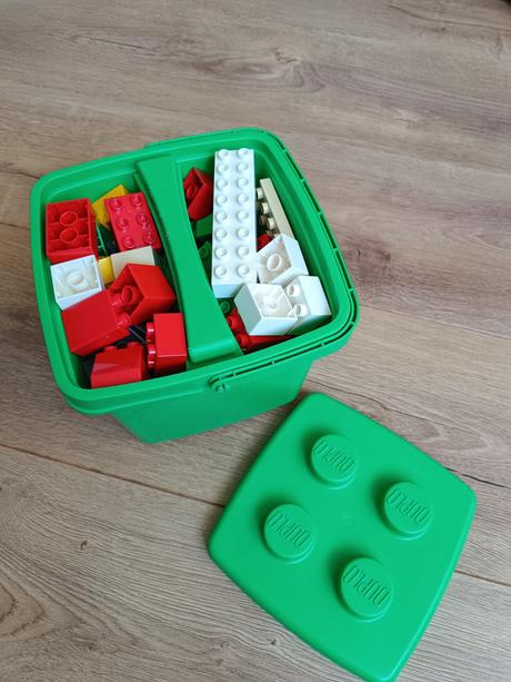 Vedierko s kockami lego duplo,