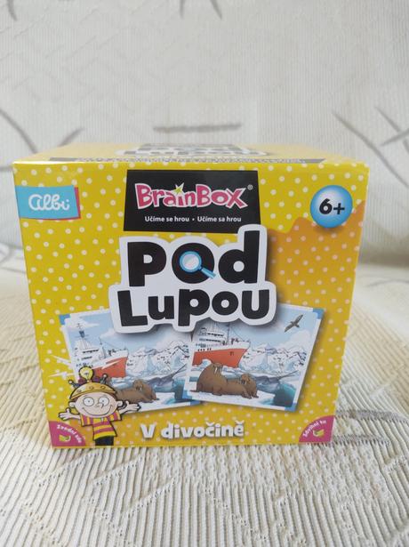 Kocka hra pod lupou,