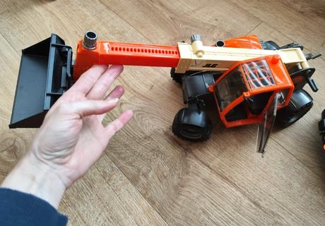 Bruder nakladač jlg a mini sklápač ausa,