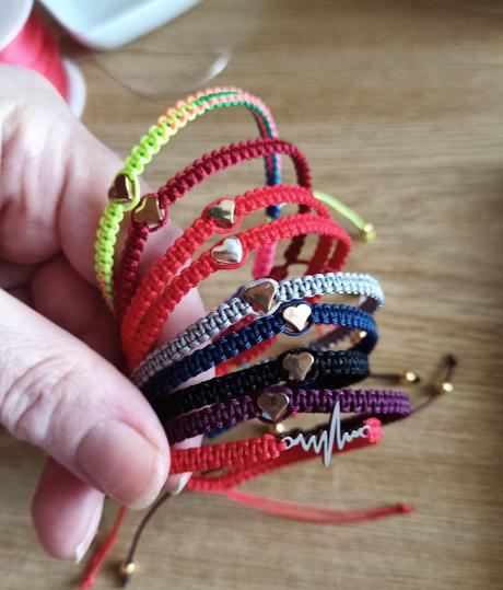 Pletené náramky srdiečka/tep, 