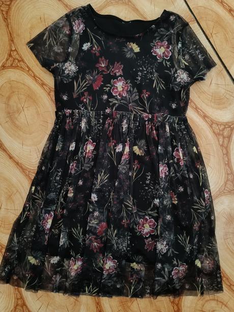 Čierne šaty s kvetinami, 134