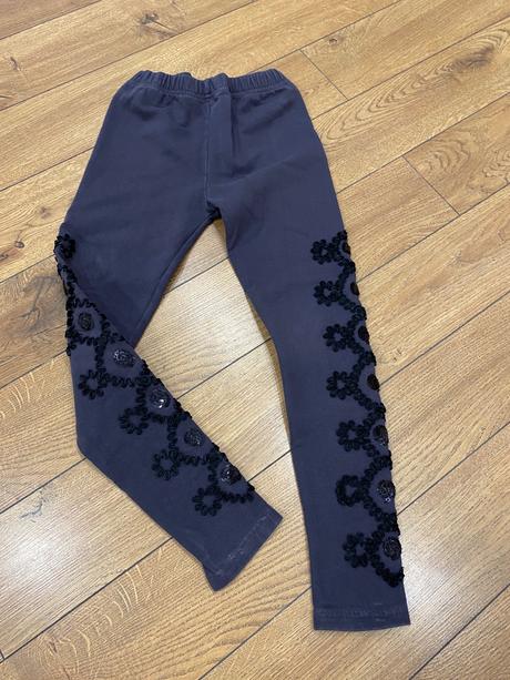 Legíny s výšivkami, 122