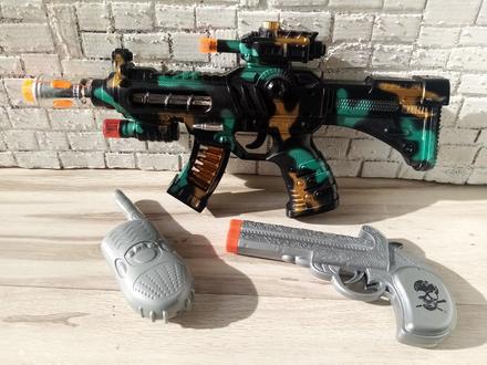 Dve hračkárske zbrane a vysielačka,