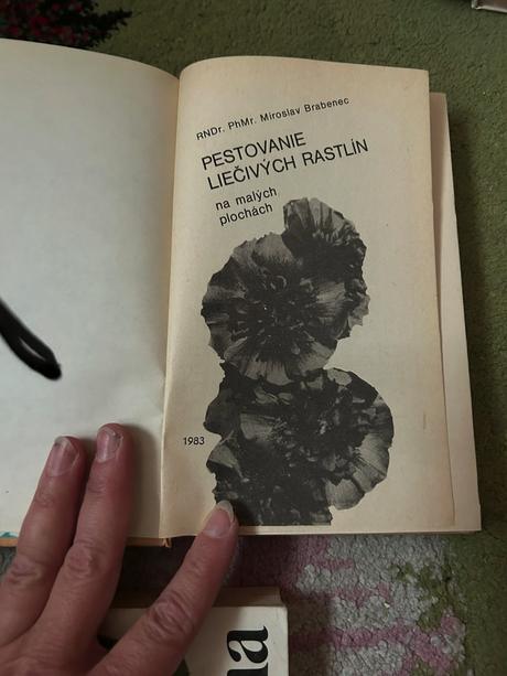 3x knihy o bylinkách,