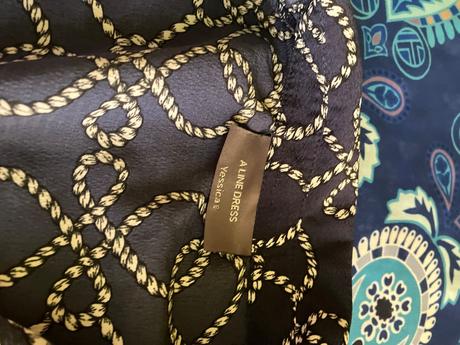 Šaty na gombíky, s