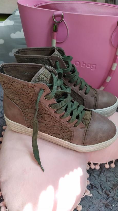 Vyvýšené tenisky, 40