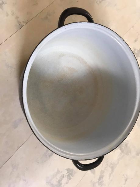 Starý smaltovaný hrniec, 