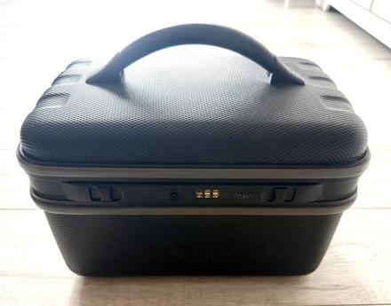 Tvrdy kozmeticky kufrik uzamykatelny,