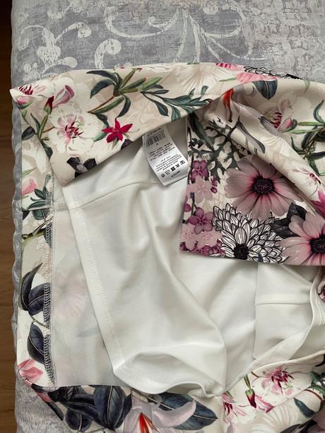 Príležitostné šaty, 42