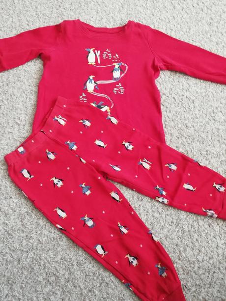 Červené pyzamko, tchibo,104