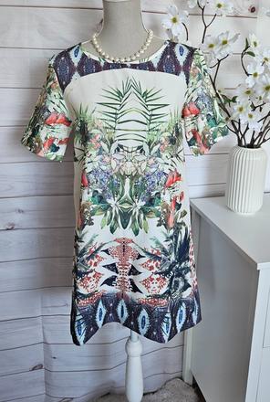 Krásne zaujímavé šaty, s