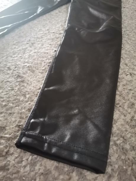 Koženkové legíny, 134