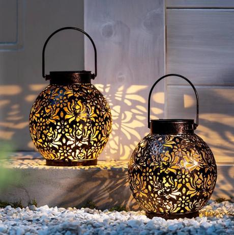 Led solárny lampáš z kovu s kvetinovým vzorom,