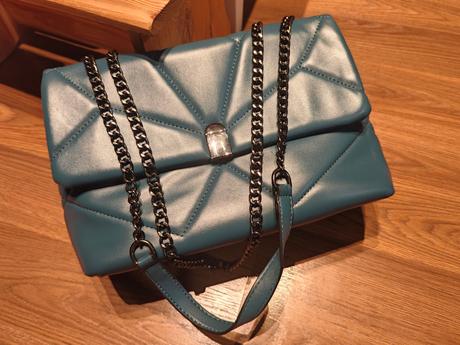 Kabelka petrolejova, 