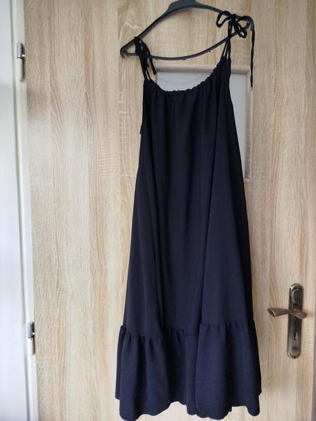 Dámske čierne šaty na ramienka, 