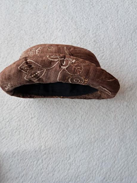Dámsky podšitý klobúčik, 56