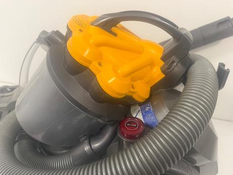 Dyson vysávač + príslušenstvo,