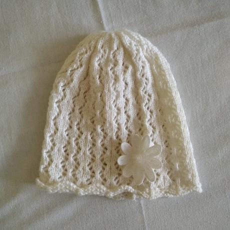 Biela háčkovana čiapka s kvietkom, 116