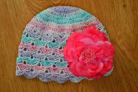 Háčkovaná čiapočka s kvetom, <50 - 158