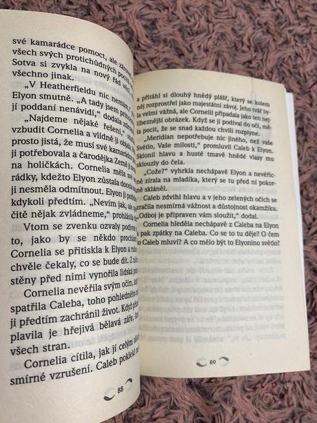 Witch s minikomixom vo vnútri knižky,