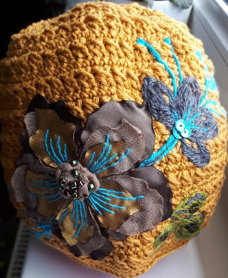 Hand made okrová čiapka s prepracovanou aplikáciou, 98