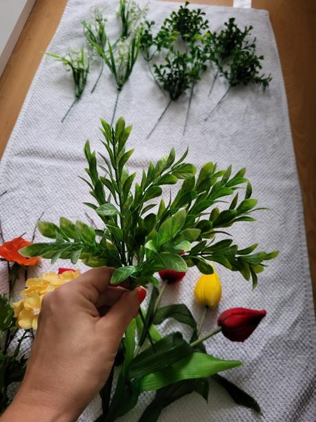 Umelé kvety+košík +vtáčik, 