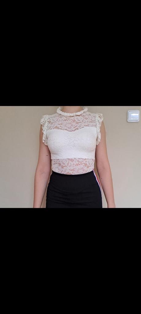 Čipkované body s volánikmi, s