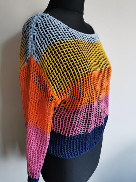 Farebný top háčkovaný, s