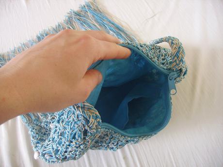 Modrá háčkovaná kabelka s mušľami a strapcami, 