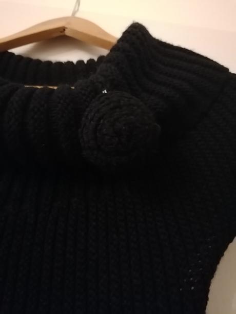 Pletený svetrík bez rukávov, s